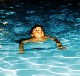 JoeSwimming.jpg (16406 bytes)
